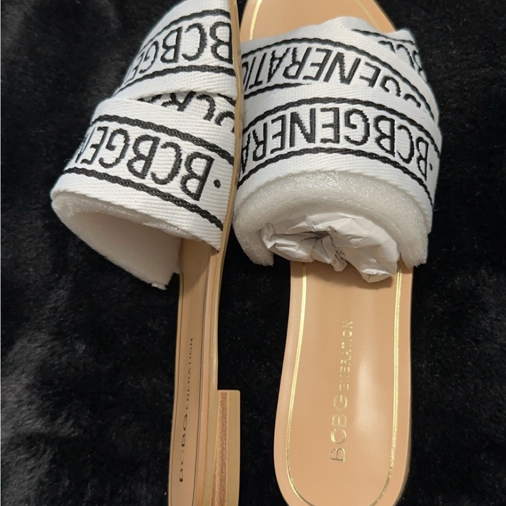 BCBG White/black casual flat sandal size 7M in  women